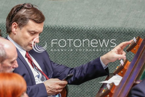  29.12.2015 WARSZAWA SEJM<br />POSIEDZENIE SEJMU VIII KADENCJI<br />N/Z ZBIGNIEW ZIOBRO GLOSUJE I CZYTA SMS<br /> 