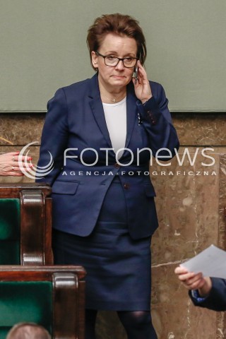  30.12.2015 WARSZAWA SEJM<br />POSIEDZENIE SEJMU VIII KADENCJI<br />N/Z ANNA ZALEWSKA ROZMAWIA PRZEZ TELEFON KOMORKE KOMORKA<br /> 