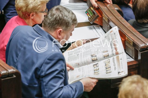  30.12.2015 WARSZAWA SEJM<br />POSIEDZENIE SEJMU VIII KADENCJI<br />N/Z POSEL CZYTA GAZETE<br /> 