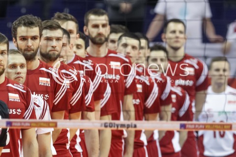  05.01.2016 BERLIN NIEMCY<br />SIATKOWKA MEZCZYZN KWALIFIKACJE DO IGRZYSK OLIMPIJSKICH W BRAZYLII <br />2016 Mens Volleyball European Olympic Qualification Tournament in Berlin<br />MECZ POLSKA - SERBIA ( Poland - Serbia ) <br />N/Z MATEUSZ MIKA ANDRZEJ WRONA MARCIN MOZDZONEK PODCZAS HYMNU REPREZENTACJA POLSKI<br /> 