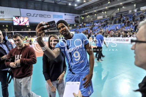 05.01.2016 RZESZOW<br />SIATKOWKA 2015/2016 MEN VOLLEYBALL POLAND POLISH LEAGUE SEASON 2015/2016<br />MECZ SPARINGOWY ASSECO RESOVIA RZESZOW - ZENIT KAZAN<br />N/Z WILFREDO LEON VENERO KIBICE Z KIBICAMI SELFIE<br /> 