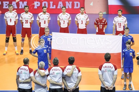  08.01.2016 BERLIN NIEMCY<br />SIATKOWKA MEZCZYZN KWALIFIKACJE DO IGRZYSK OLIMPIJSKICH W BRAZYLII <br />2016 Mens Volleyball European Olympic Qualification Tournament in Berlin<br />MECZ POLSKA - NIEMCY ( Poland - Germany ) <br />N/Z REPREZENTACJA POLSKI PODCZAS HYMNU NARODOWEGO FLAGA SZTAB SZKOLENIOWY MATEUSZ BIENIEK MATEUSZ MIKA ANDRZEJ WRONA KAROL KLOS DAWID KONARSKI PAWEL ZATORSKI MICHAL KUBIAK <br /> 