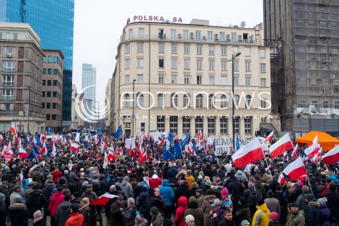  09.01.2016 WARSZAWA<br /> PROTEST KOMITETU OBRONY DEMOKTRACJI W OBRONIE WOLNOSCI SLOWA POD SIEDZIBA TVP<br /> N/Z UCZESTNICY TRANSPARENT <br /> 