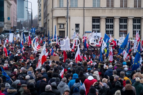  09.01.2016 WARSZAWA<br /> PROTEST KOMITETU OBRONY DEMOKTRACJI W OBRONIE WOLNOSCI SLOWA POD SIEDZIBA TVP<br /> N/Z UCZESTNICY TRANSPARENT <br /> 