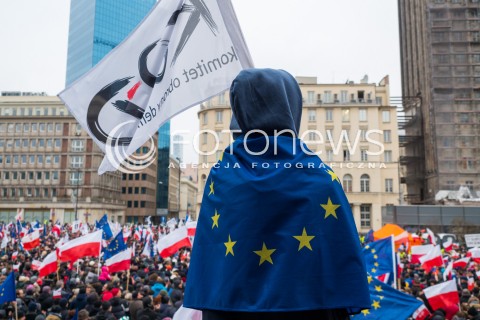  09.01.2016 WARSZAWA<br /> PROTEST KOMITETU OBRONY DEMOKTRACJI W OBRONIE WOLNOSCI SLOWA POD SIEDZIBA TVP<br /> N/Z UCZESTNICY TRANSPARENT FLAGA UNII EUROPEJSKIEJ<br /> 