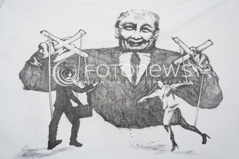  09.01.2016 WARSZAWA<br /> PROTEST KOMITETU OBRONY DEMOKTRACJI W OBRONIE WOLNOSCI SLOWA POD SIEDZIBA TVP<br /> N/Z TRANSPARENT  Z JAROSLAWEM KACZYNSKIM<br /> 