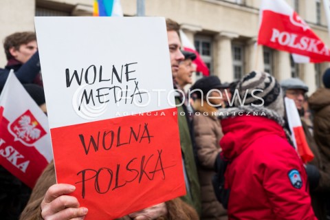  09.01.2016 WARSZAWA<br /> PROTEST KOMITETU OBRONY DEMOKTRACJI W OBRONIE WOLNOSCI SLOWA POD SIEDZIBA TVP<br /> N/Z UCZESTNICY TRANSPARENT <br /> 