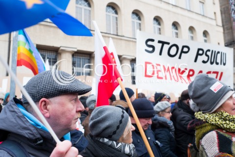  09.01.2016 WARSZAWA<br /> PROTEST KOMITETU OBRONY DEMOKTRACJI W OBRONIE WOLNOSCI SLOWA POD SIEDZIBA TVP<br /> N/Z UCZESTNICY TRANSPARENT <br /> 