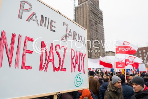  09.01.2016 WARSZAWA<br /> PROTEST KOMITETU OBRONY DEMOKTRACJI W OBRONIE WOLNOSCI SLOWA POD SIEDZIBA TVP<br /> N/Z UCZESTNICY TRANSPARENT <br /> 