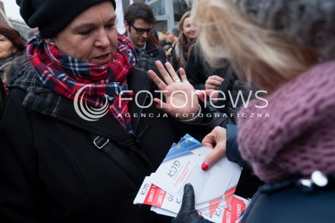  09.01.2016 WARSZAWA<br /> PROTEST KOMITETU OBRONY DEMOKTRACJI W OBRONIE WOLNOSCI SLOWA POD SIEDZIBA TVP<br /> N/Z UCZESTNICY TRANSPARENT <br /> 