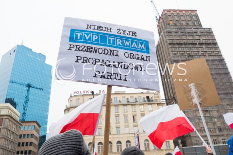  09.01.2016 WARSZAWA<br /> PROTEST KOMITETU OBRONY DEMOKTRACJI W OBRONIE WOLNOSCI SLOWA POD SIEDZIBA TVP<br /> N/Z PROTEST TRANSPARENT <br /> 