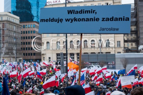  09.01.2016 WARSZAWA<br /> PROTEST KOMITETU OBRONY DEMOKTRACJI W OBRONIE WOLNOSCI SLOWA POD SIEDZIBA TVP<br /> N/Z UCZESTNICY TRANSPARENT <br /> 