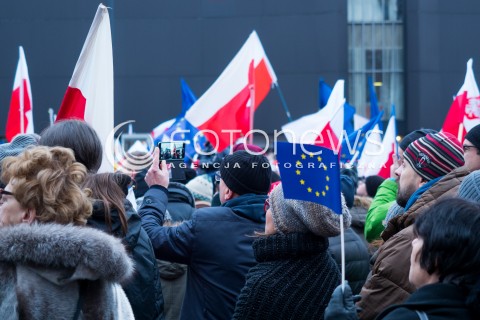  09.01.2016 WARSZAWA<br /> PROTEST KOMITETU OBRONY DEMOKTRACJI W OBRONIE WOLNOSCI SLOWA POD SIEDZIBA TVP<br /> N/Z UCZESTNICY TRANSPARENT <br /> 
