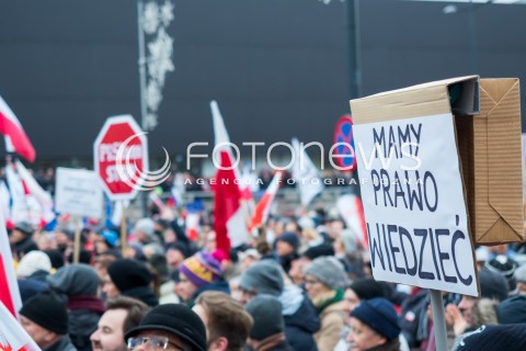  09.01.2016 WARSZAWA<br /> PROTEST KOMITETU OBRONY DEMOKTRACJI W OBRONIE WOLNOSCI SLOWA POD SIEDZIBA TVP<br /> N/Z UCZESTNICY TRANSPARENT <br /> 