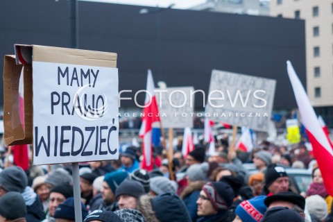  09.01.2016 WARSZAWA<br /> PROTEST KOMITETU OBRONY DEMOKTRACJI W OBRONIE WOLNOSCI SLOWA POD SIEDZIBA TVP<br /> N/Z UCZESTNICY TRANSPARENT <br /> 