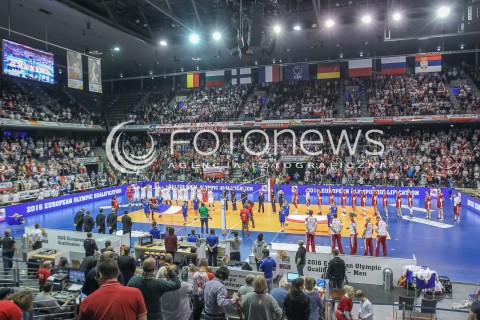  09.01.2016 BERLIN NIEMCY<br />SIATKOWKA MEZCZYZN KWALIFIKACJE DO IGRZYSK OLIMPIJSKICH W BRAZYLII <br />2016 Mens Volleyball European Olympic Qualification Tournament in Berlin<br />POLFINAL 2 - SEMIFINAL<br />MECZ FRANCJA - POLSKA ( France - Poland ) <br />N/Z HALA MAX SCHMELLING HALLE PODCZAS HYMNU KIBICE POLSKI WIDOK VIEW PANORAMA TRYBUNY<br /> 