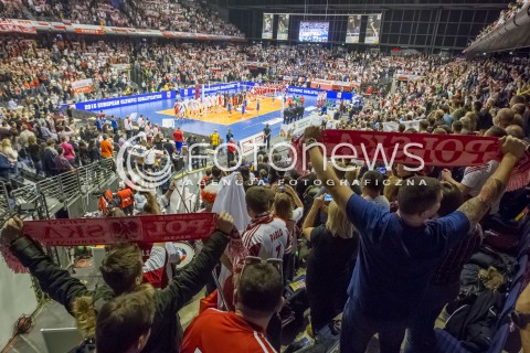 09.01.2016 BERLIN NIEMCY<br />SIATKOWKA MEZCZYZN KWALIFIKACJE DO IGRZYSK OLIMPIJSKICH W BRAZYLII <br />2016 Mens Volleyball European Olympic Qualification Tournament in Berlin<br />POLFINAL 2 - SEMIFINAL<br />MECZ FRANCJA - POLSKA ( France - Poland ) <br />N/Z HALA MAX SCHMELLING HALLE PODCZAS HYMNU KIBICE POLSKI WIDOK VIEW PANORAMA TRYBUNY SZALIKI FLAGI<br /> 