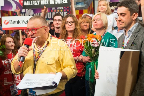  10.01.2016 WARSZAWA <br />FINAL 24 EDYCJI WIELKIEJ ORKIESTRY SWIATECZNEJ POMOCY <br />WEJSCIE W STUDIO TVP <br />N/Z <br />JERZY OWSIAK <br /> 