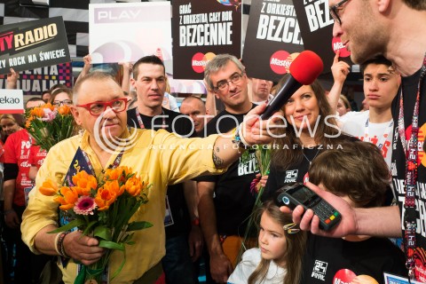  10.01.2016 WARSZAWA <br />FINAL 24 EDYCJI WIELKIEJ ORKIESTRY SWIATECZNEJ POMOCY <br />WEJSCIE W STUDIO TVP <br />N/Z <br />JERZY OWSIAK <br /> 