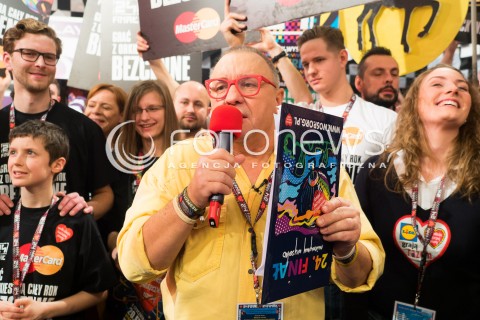  10.01.2016 WARSZAWA <br />FINAL 24 EDYCJI WIELKIEJ ORKIESTRY SWIATECZNEJ POMOCY <br />WEJSCIE W STUDIO TVP <br />N/Z <br />JERZY OWSIAK <br /> 