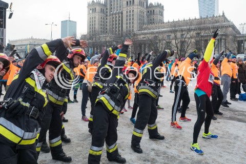  10.01.2016 WARSZAWA <br />FINAL 24 EDYCJI WIELKIEJ ORKIESTRY SWIATECZNEJ POMOCY <br />BIEG POLICZ SIE Z CUKRZYCA <br />N/Z <br />STRAZACY PODCZAS ROZGRZEWKI W RAMACH BIEGU POLICZ SIE Z CUKRZYCA<br /> 