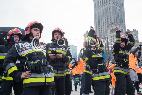  10.01.2016 WARSZAWA <br />FINAL 24 EDYCJI WIELKIEJ ORKIESTRY SWIATECZNEJ POMOCY <br />BIEG POLICZ SIE Z CUKRZYCA <br />N/Z <br />STRAZACY PODCZAS ROZGRZEWKI W RAMACH BIEGU POLICZ SIE Z CUKRZYCA<br /> 