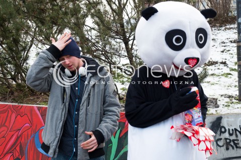  10.01.2016 WARSZAWA <br />FINAL 24 EDYCJI WIELKIEJ ORKIESTRY SWIATECZNEJ POMOCY <br />WOLONTARIUSZE KWESTUJACY NA ULICACH WARSZAWY<br />N/Z PANDA <br /> 