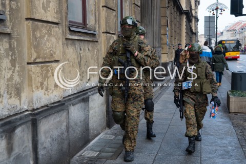  10.01.2016 WARSZAWA <br />FINAL 24 EDYCJI WIELKIEJ ORKIESTRY SWIATECZNEJ POMOCY <br />WOLONTARIUSZE KWESTUJACY NA ULICACH WARSZAWY<br />N/Z GRUPA MILITARNA ASG<br /> 