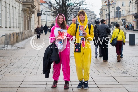  10.01.2016 WARSZAWA <br />FINAL 24 EDYCJI WIELKIEJ ORKIESTRY SWIATECZNEJ POMOCY <br />WOLONTARIUSZE KWESTUJACY NA ULICACH WARSZAWY<br />N/Z KOLOROWE STROJE <br /> 