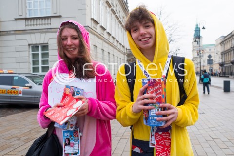  10.01.2016 WARSZAWA <br />FINAL 24 EDYCJI WIELKIEJ ORKIESTRY SWIATECZNEJ POMOCY <br />WOLONTARIUSZE KWESTUJACY NA ULICACH WARSZAWY<br />N/Z KOLOROWE STROJE<br /> 