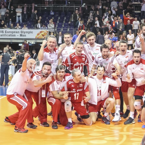 10.01.2016 BERLIN NIEMCY<br />SIATKOWKA MEZCZYZN KWALIFIKACJE DO IGRZYSK OLIMPIJSKICH W BRAZYLII <br />2016 Mens Volleyball European Olympic Qualification Tournament in Berlin<br />MECZ O 3. MIEJSCE - 3RD PLACE MATCH<br />MECZ POLSKA - NIEMCY ( Poland - Germany ) <br />N/Z RADOSC SIATKARZY REPREZENTACJI POLSKI ZDJECIE GRUPOWE EMOCJE ZWYCIESTWO WYGRANA ZDJECIE GRUPOWE GROUP PHOTO<br /> 