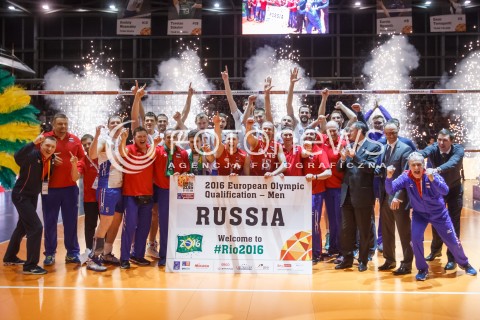  10.01.2016 BERLIN NIEMCY<br />SIATKOWKA MEZCZYZN KWALIFIKACJE DO IGRZYSK OLIMPIJSKICH W BRAZYLII <br />2016 Mens Volleyball European Olympic Qualification Tournament in Berlin<br />MECZ O 1. MIEJSCE I AWANS DO RIO - FINAL<br />MECZ FRANCJA - ROSJA ( France - Russia ) <br />N/Z WYGRANA RADOSC EMOCJE REPREZENTACJA ROSJI WYGRALA TURNIEJ I AWANSOWALA DO IGRZYSK OLIMPIJSKICH ZDJECIE GRUPOWE GROUP PHOTO<br /> 