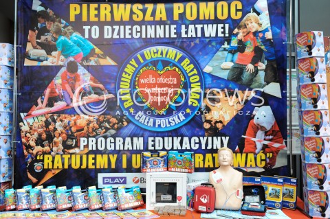  10.01.2016 WARSZAWA <br />FINAL 24 EDYCJI WIELKIEJ ORKIESTRY SWIATECZNEJ POMOCY<br />N/Z NAPIS PIERWSZA POMOC PROGRAM EDUKACYJNY<br /> 