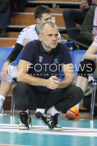  13.01.2016 RZESZOW<br />SIATKOWKA PLUSLIGA 2015/2016 MEN VOLLEYBALL POLAND POLISH PLUS LIGA LEAGUE SEASON 2015/2016<br />MECZ ASSECO RESOVIA RZESZOW - EFFECTOR KIELCE <br />N/Z DARIUSZ DASZKIEWICZ - I TRENER ( HEAD COACH ) SYLWETKA <br /> 