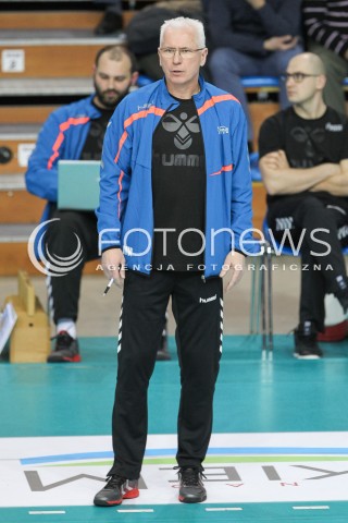  14.01.2016 RZESZOW<br />SIATKOWKA ORLEN LIGA 2015/2016 WOMEN VOLLEYBALL POLAND POLISH ORLENLIGA LEAGUE SEASON 2015/2016<br />MECZ DEVELOPRES SKYRES RZESZOW - IMPEL WROCLAW<br />N/Z JACEK SKROK - I TRENER ( HEAD COACH ) SYLWETKA <br /> 