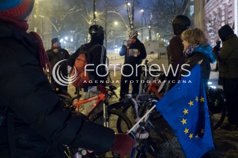  18.01.2016 WARSZAWA<br /> PROTEST ROWERZYSTOW POD MINISTERSTWEM SPRAW ZAGRANICZNYCH W REAKCJI NA SLOWA MINISTRA WITOLDA WASZCZYKOWSKIEGO<br />N/Z UCZESTNICY FLAGA UE<br /> 