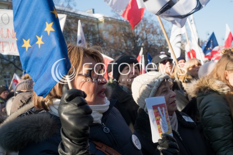  23.01.2016 WARSZAWA<br /> PROTEST KOMITETU OBRONY DEMOKRACJI W OBRONIE TWOJEJ WOLNOSCI NA ZNAK SPRZECIWU WOBEC NOWELIZACJI USTAWY O POLICJI  I PROCEDURY KARNEJ<br />N/Z UCZESTNICY<br />  