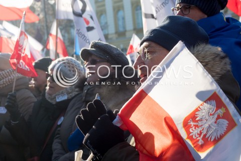  23.01.2016 WARSZAWA<br /> PROTEST KOMITETU OBRONY DEMOKRACJI W OBRONIE TWOJEJ WOLNOSCI NA ZNAK SPRZECIWU WOBEC NOWELIZACJI USTAWY O POLICJI  I PROCEDURY KARNEJ<br />N/Z UCZESTNICY<br />  