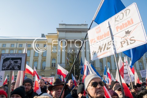  23.01.2016 WARSZAWA<br /> PROTEST KOMITETU OBRONY DEMOKRACJI W OBRONIE TWOJEJ WOLNOSCI NA ZNAK SPRZECIWU WOBEC NOWELIZACJI USTAWY O POLICJI  I PROCEDURY KARNEJ<br />N/Z UCZESTNICY I TRANSPARENTY NA TLE KANCELARII PREZESA RADY MINISTROW<br />  