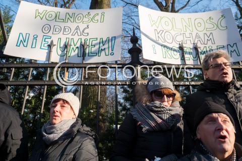  23.01.2016 WARSZAWA<br /> PROTEST KOMITETU OBRONY DEMOKRACJI W OBRONIE TWOJEJ WOLNOSCI NA ZNAK SPRZECIWU WOBEC NOWELIZACJI USTAWY O POLICJI  I PROCEDURY KARNEJ<br />N/Z UCZESTNICY I TRANSPARENTY<br />  
