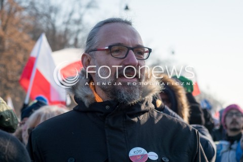  23.01.2016 WARSZAWA<br /> PROTEST KOMITETU OBRONY DEMOKRACJI W OBRONIE TWOJEJ WOLNOSCI NA ZNAK SPRZECIWU WOBEC NOWELIZACJI USTAWY O POLICJI  I PROCEDURY KARNEJ<br />N/Z MATEUSZ KIJOWSKI<br />  