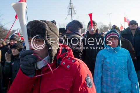  23.01.2016 WARSZAWA<br /> PROTEST KOMITETU OBRONY DEMOKRACJI W OBRONIE TWOJEJ WOLNOSCI NA ZNAK SPRZECIWU WOBEC NOWELIZACJI USTAWY O POLICJI  I PROCEDURY KARNEJ<br />N/Z UCZESTNICY<br />  