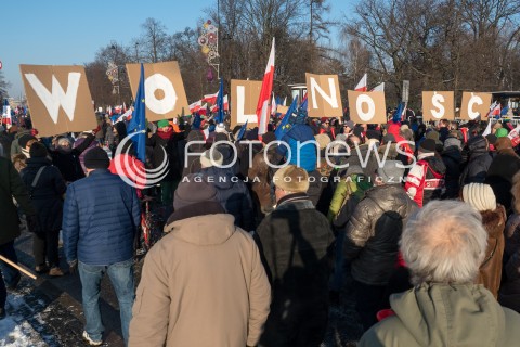  23.01.2016 WARSZAWA<br /> PROTEST KOMITETU OBRONY DEMOKRACJI W OBRONIE TWOJEJ WOLNOSCI NA ZNAK SPRZECIWU WOBEC NOWELIZACJI USTAWY O POLICJI  I PROCEDURY KARNEJ<br />N/Z TRANSPARENT<br />  