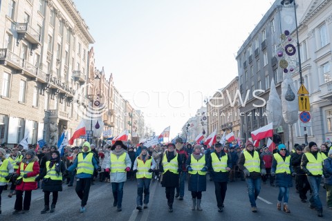  23.01.2016 WARSZAWA<br /> PROTEST KOMITETU OBRONY DEMOKRACJI W OBRONIE TWOJEJ WOLNOSCI NA ZNAK SPRZECIWU WOBEC NOWELIZACJI USTAWY O POLICJI  I PROCEDURY KARNEJ<br />N/Z CZOLO MARSZU<br />  