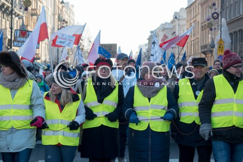  23.01.2016 WARSZAWA<br /> PROTEST KOMITETU OBRONY DEMOKRACJI W OBRONIE TWOJEJ WOLNOSCI NA ZNAK SPRZECIWU WOBEC NOWELIZACJI USTAWY O POLICJI  I PROCEDURY KARNEJ<br />N/Z CZOLO MARSZU<br />  
