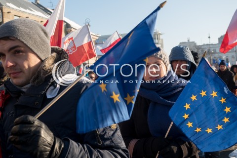  23.01.2016 WARSZAWA<br /> PROTEST KOMITETU OBRONY DEMOKRACJI W OBRONIE TWOJEJ WOLNOSCI NA ZNAK SPRZECIWU WOBEC NOWELIZACJI USTAWY O POLICJI  I PROCEDURY KARNEJ<br />N/Z UCZESTNICY MANIFESTACJI Z FLAGAMI UNII EUROPEJSKIEJ<br />  
