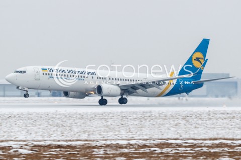  24.01.2016 RZESZOW LOTNISKO JASIONKA<br />
LADOWANIE SAMOLOTU PASAZERSKIEGO BOEING 737-900 LINII LOTNICZYCH UKRAINE INTERNATIONAL AIRLINES W PORCIE LOTNICZYM RZESZOW JASIONKA.<br />
MASZYNA PRZYLECIALA NA PRZEGLAD TECHNICZNY DO FIRMY LINETECH, KTORA OTWORZYLA SWOJA BAZE SERWISOWA W RZESZOWIE I NA TERENIE LOTNISKA DZIERZAWI DWA HANGARY JEDYNE W POLSCE UZBROJONE W SPECJALNE DOKI UMOZLIWIAJACE OBSLUGE SAMOLOTOW TYPU BOEING 787 DREAMLINER CZY AIRBUS A350.<br />
N/Z SAMOLOT BOEING 737 - 900 REJESTRACJA UR-PSK<br />
 