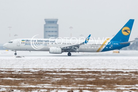  24.01.2016 RZESZOW LOTNISKO JASIONKA<br />
LADOWANIE SAMOLOTU PASAZERSKIEGO BOEING 737-900 LINII LOTNICZYCH UKRAINE INTERNATIONAL AIRLINES W PORCIE LOTNICZYM RZESZOW JASIONKA.<br />
MASZYNA PRZYLECIALA NA PRZEGLAD TECHNICZNY DO FIRMY LINETECH, KTORA OTWORZYLA SWOJA BAZE SERWISOWA W RZESZOWIE I NA TERENIE LOTNISKA DZIERZAWI DWA HANGARY JEDYNE W POLSCE UZBROJONE W SPECJALNE DOKI UMOZLIWIAJACE OBSLUGE SAMOLOTOW TYPU BOEING 787 DREAMLINER CZY AIRBUS A350.<br />
N/Z SAMOLOT BOEING 737 - 900 REJESTRACJA UR-PSK<br />
 