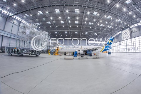  25.01.2016 RZESZOW LOTNISKO JASIONKA<br />
PRZEGLAD TECHNICZNY SAMOLOTU PASAZERSKIEGO BOEING 737-900 LINII LOTNICZYCH UKRAINE INTERNATIONAL AIRLINES. PRZEGLAD WYKONUJE FIRMA LINETECH, KTORA OTWORZYLA SWOJA BAZE SERWISOWA W RZESZOWIE I NA TERENIE LOTNISKA DZIERZAWI DWA HANGARY JEDYNE W POLSCE UZBROJONE W SPECJALNE DOKI UMOZLIWIAJACE OBSLUGE SAMOLOTOW TYPU BOEING 787 DREAMLINER CZY AIRBUS A350.<br />
N/Z SAMOLOT BOEING 737 - 900 REJESTRACJA UR-PSK<br />
 