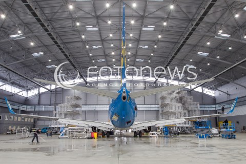  25.01.2016 RZESZOW LOTNISKO JASIONKA<br />
PRZEGLAD TECHNICZNY SAMOLOTU PASAZERSKIEGO BOEING 737-900 LINII LOTNICZYCH UKRAINE INTERNATIONAL AIRLINES. PRZEGLAD WYKONUJE FIRMA LINETECH, KTORA OTWORZYLA SWOJA BAZE SERWISOWA W RZESZOWIE I NA TERENIE LOTNISKA DZIERZAWI DWA HANGARY JEDYNE W POLSCE UZBROJONE W SPECJALNE DOKI UMOZLIWIAJACE OBSLUGE SAMOLOTOW TYPU BOEING 787 DREAMLINER CZY AIRBUS A350.<br />
N/Z SAMOLOT BOEING 737 - 900 REJESTRACJA UR-PSK<br />
 